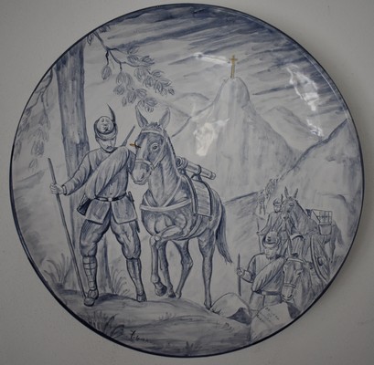 Ceramiche d-Arte di Albisola - Piatto in maiolica con scena rievocativa degli Alpini della Prima guerra Mondiale.
Maiolica dipinta a mano.